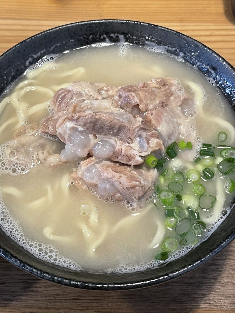 沖縄そば月黒木こってりソーキそば