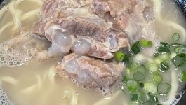 [うるま市・栄野比・沖縄そば]沖縄そば 月黒木(つきくるち) – ラーメン顔負けの豚骨沖縄そば
